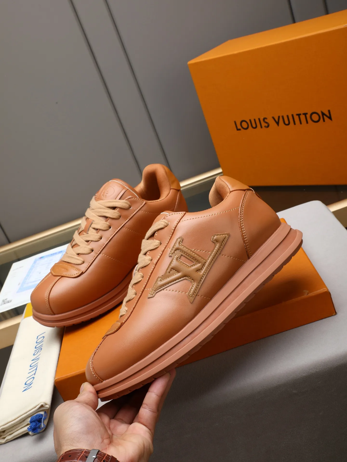 PP560 LV Louis Vuitton L Jialu Brand Runner Tatic Series Thick-soled Casual Sports Shoes Running Shoes Original purchase, development and production This LV Runner Tatic sports shoe combines technical materials such as mesh fabric and ribbons to interpret the inspiration of traditional mountaineering shoes. LV letters are written on one side, the lariat buckle of the quick lacing system is embellished with Monogram flowers and Louis Vuitton logos, and the light and wear-resistant rubber outsole completes the whole. ▪️Fabric: Original imported cowhide + mesh ▪️Inner lining: Original customized breathable mesh ▪️Sole: Original open-molded anti-slip rubber combination material ▪️Size: Men's 38-44 (customized for 45 and 46)